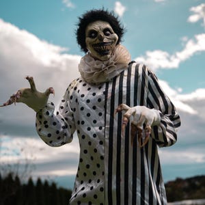 Disfraz aterrador de payaso monstruo de Creepypasta Laughing Jack, traje de cuerpo entero en blanco y negro, criatura de Halloween, payaso, circo, horror, aterrador.