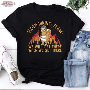 Équipe de randonnée paresseux - T-shirt Nous y arriverons, T-shirt d'extérieur, T-shirt pour les amateurs de camping, T-shirt pour les parcs nationaux, Cadeau de camping, T-shirt de famille pour le camping
