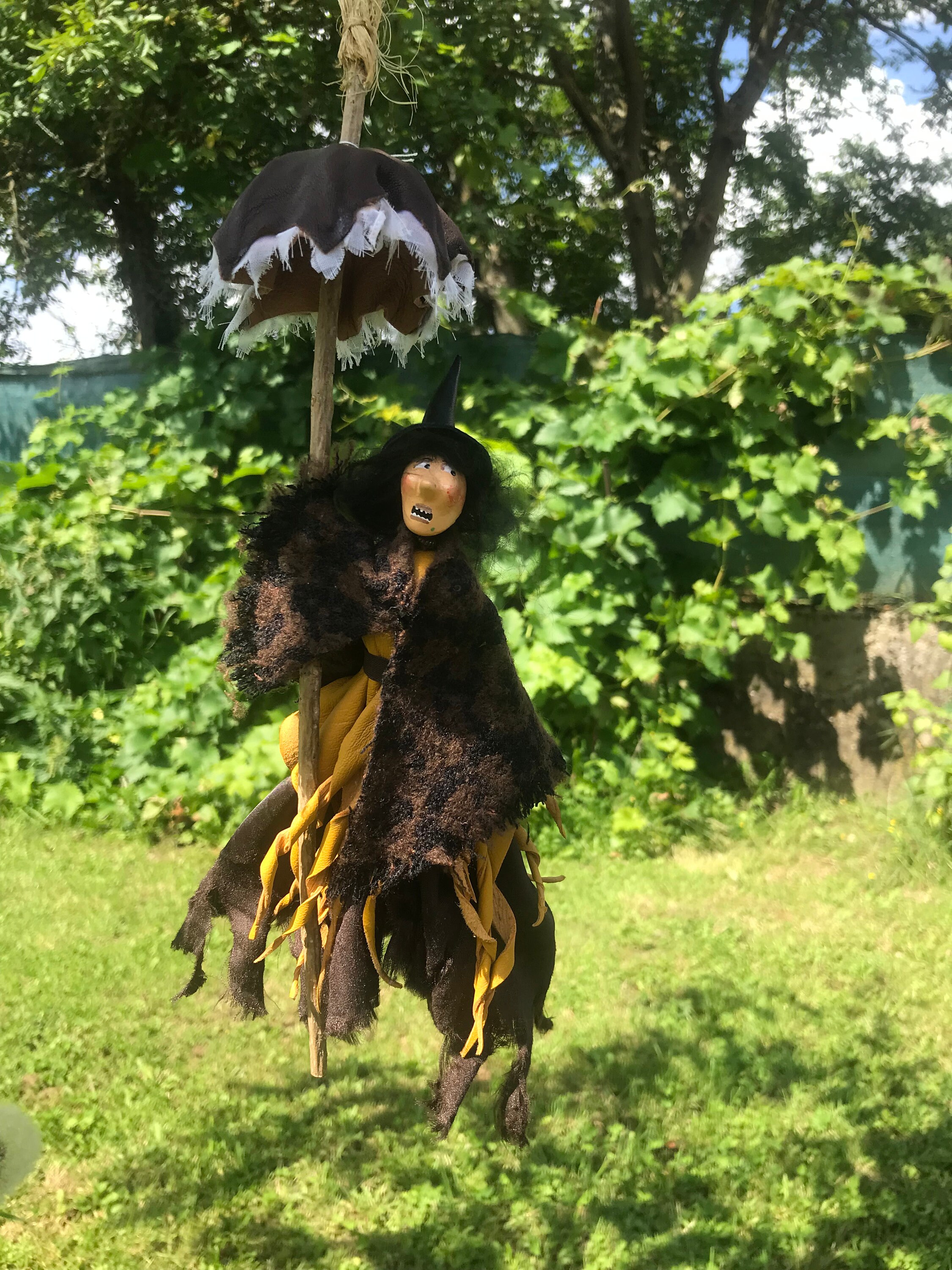 Sorcière Suspendu à Son Balai, en Cuir et Tissu Faite Main. Sorcière de Collection, Porte Bonheur, F