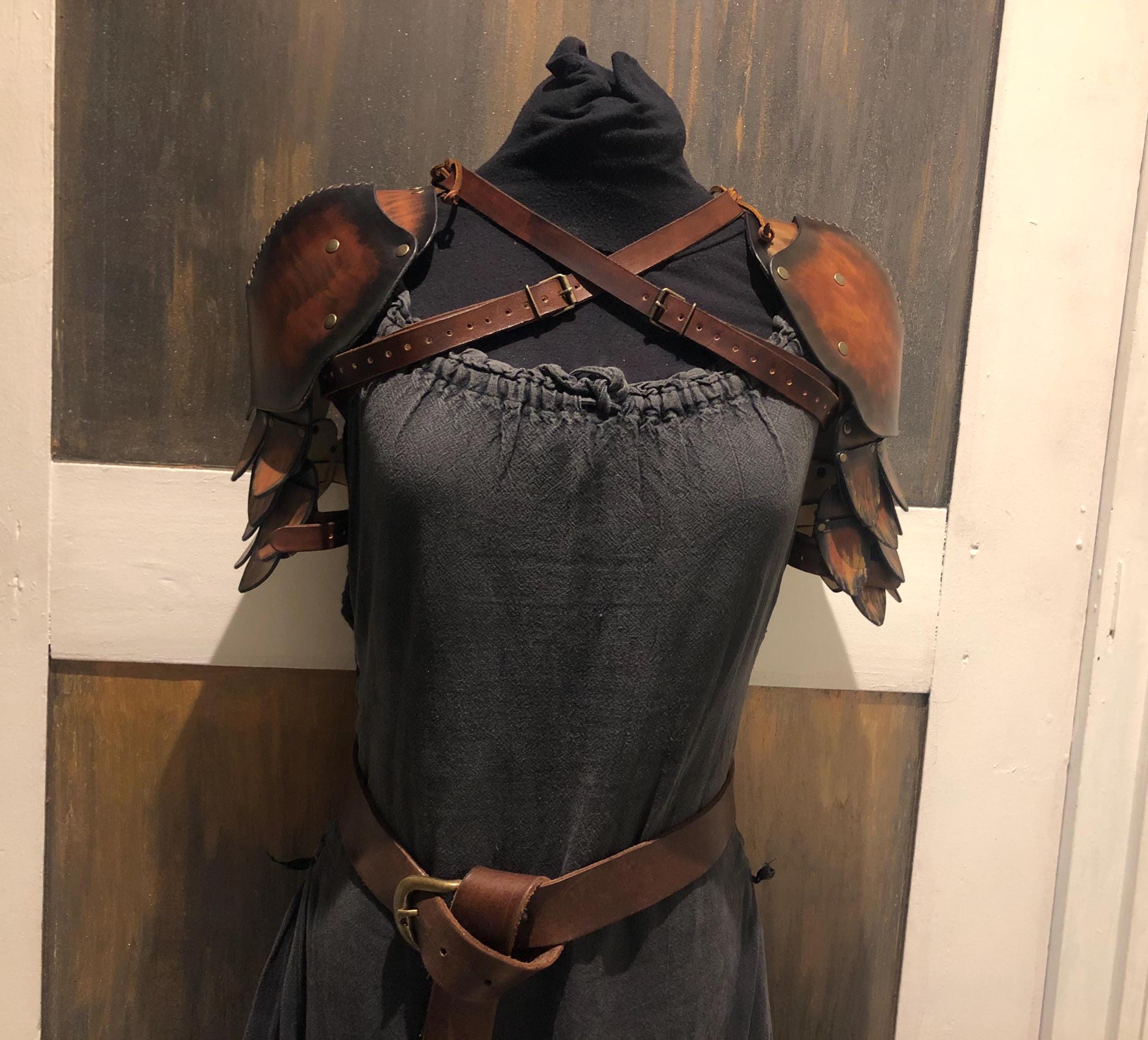 Skórzany ochraniacz na ramię męski/damski, łuska smoka. Naramiennik, ochrona naramiennika, górny pancerz, naramiennik, fantasy, wiking, LARP, cosplay.