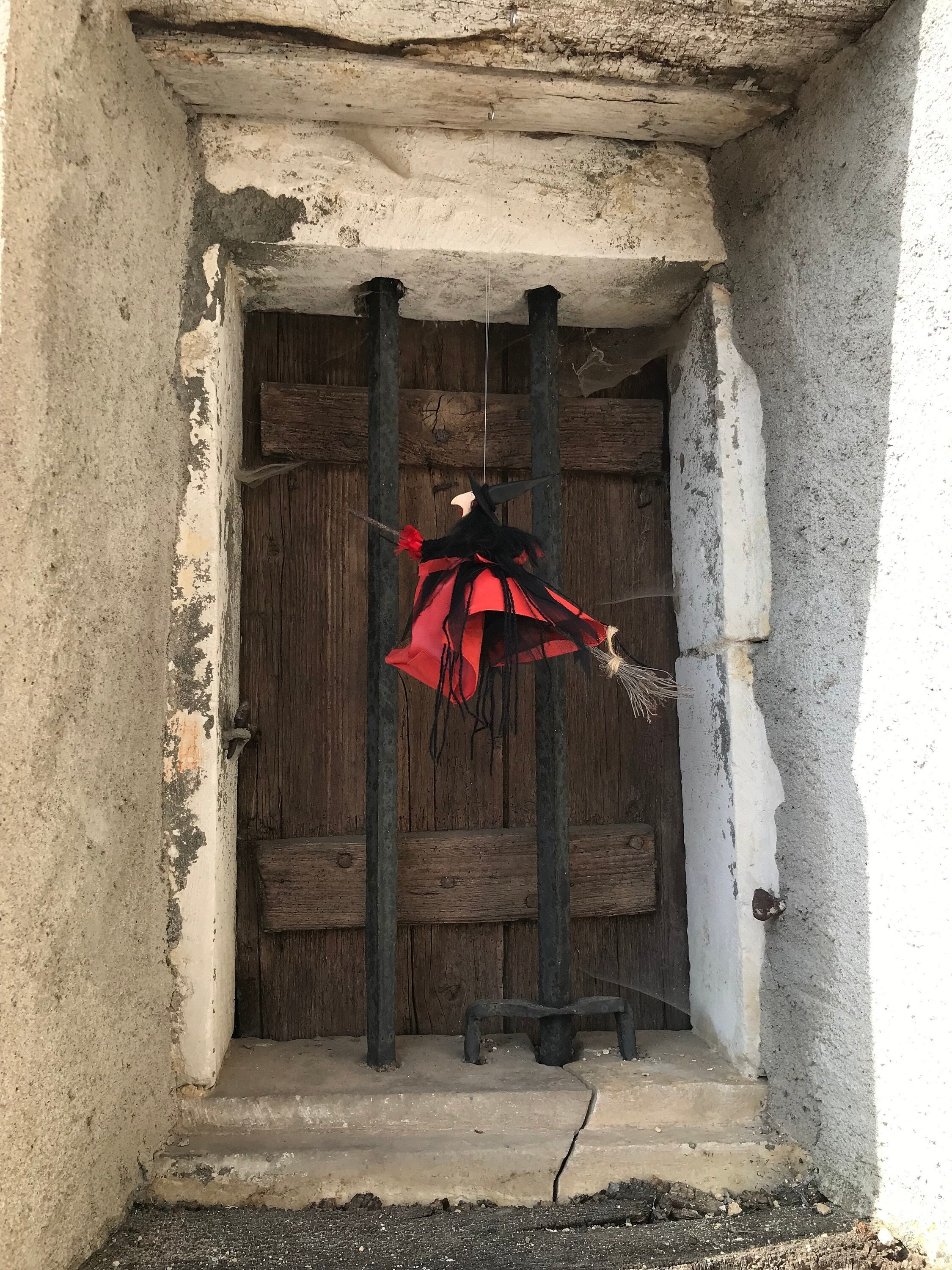 Sorcière sur Son Balai en Cuir, Plumes et Tissu Fait Main. Sorcière Porte-Bonheur, Figurine, Décorat