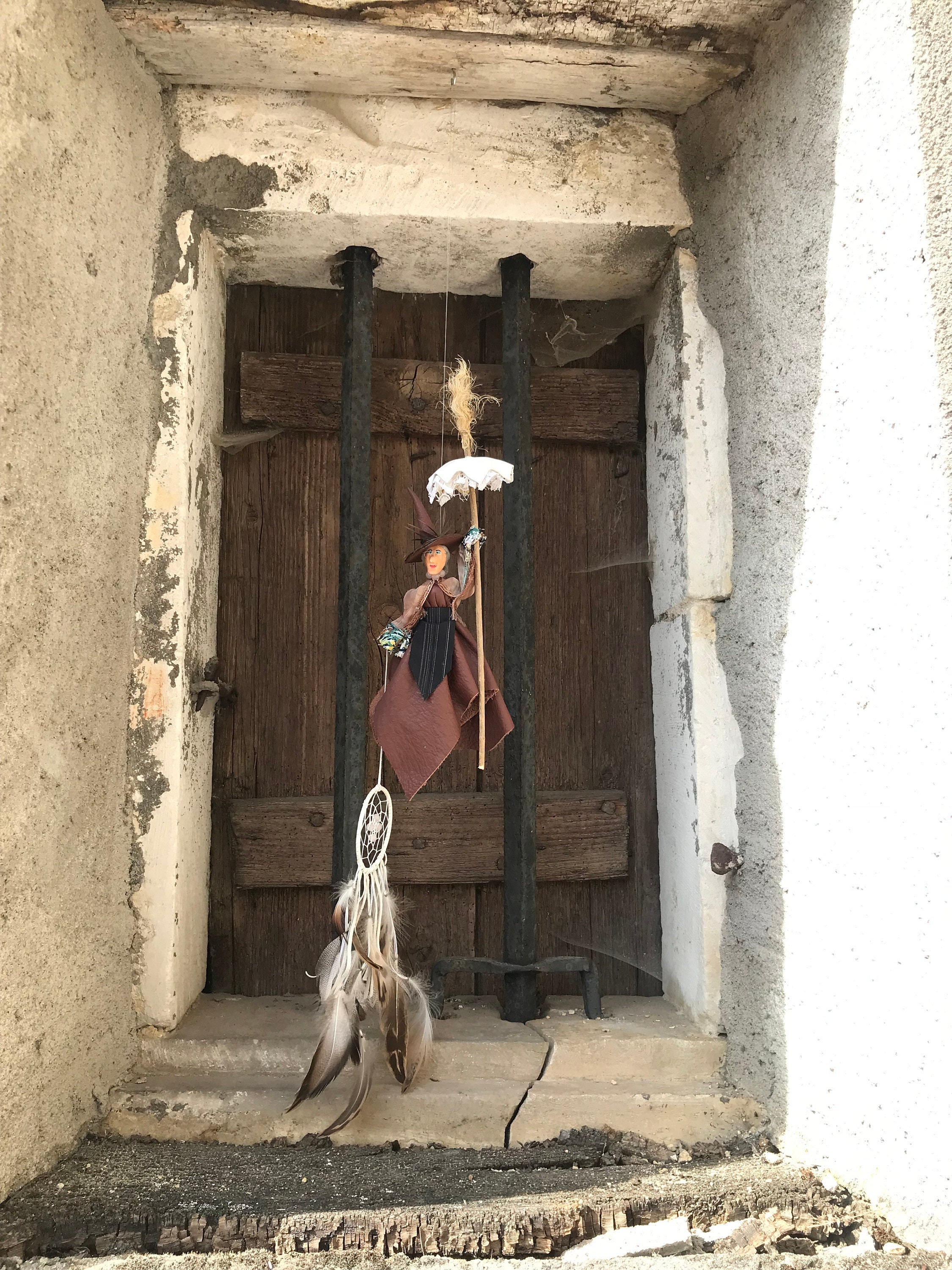 Sorcière avec Son Balai, Poupée de Cuisine, Porte Bonheur Attrape Rêves Pierres Naturelles Quartz Ro