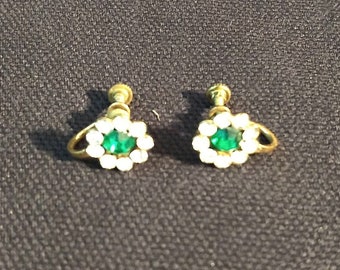 Vintage screw back earrings,small,gold tone, shiny faux diamonds w emerald green sparkler, classy, Christmas earrings, mini flower shaped
