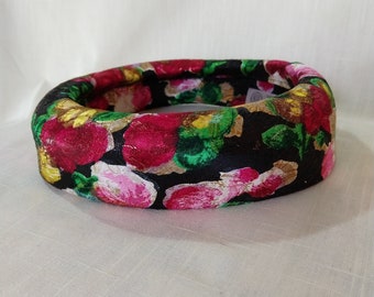 1940's Ring style hat, classic hat, beautiful floral fabric, excellent vintage condition,Union Made in USA,floral spring hat,black w flowers