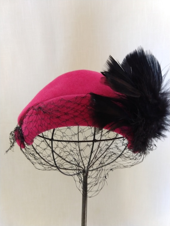 Early 40s vintage cloche hat, pink wool hat, 40s hat with veil & feathers, 100pc wool hat, fuschia wool hat w feathers