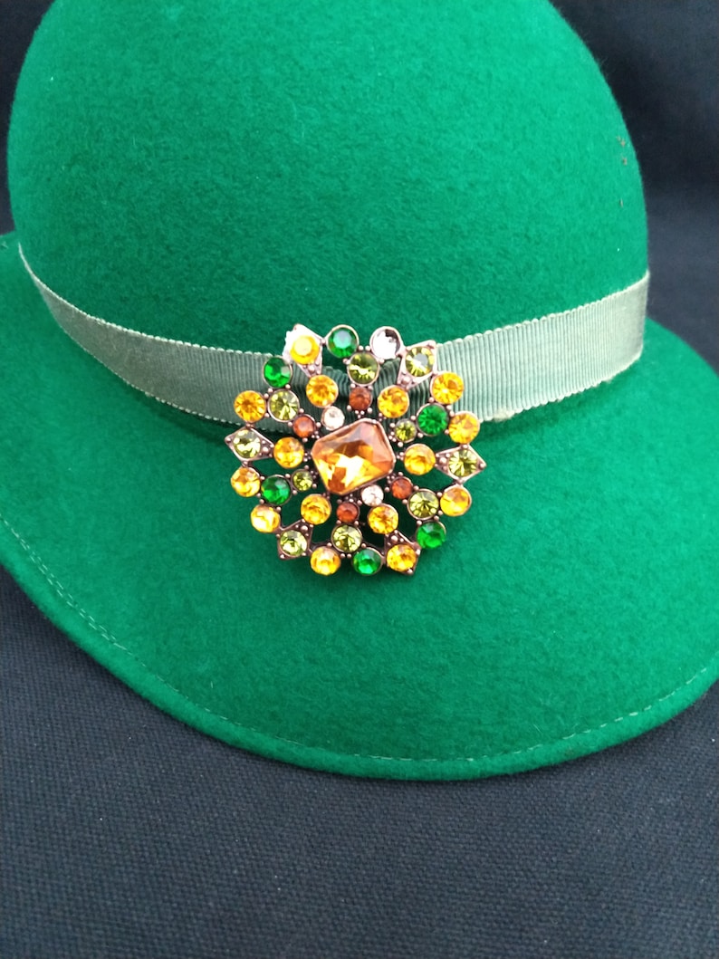 Vintage brooch large round pin stunning brooch with green yellow gold faux gems costume jewelry hat pin scarf pin