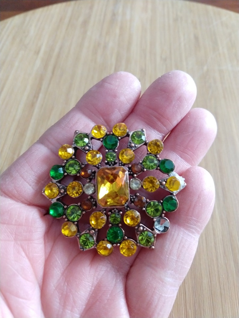Vintage brooch large round pin stunning brooch with green yellow gold faux gems costume jewelry hat pin scarf pin