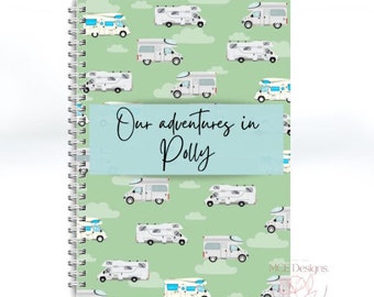 Puede incluir: Un cuaderno de espiral verde con un patrón de autocaravana blanca. El cuaderno tiene una pegatina azul con el texto "Nuestras aventuras en Polly".