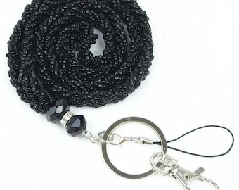 Collar con llavero y cordón de cuentas negras con cierre.
