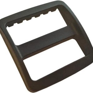 Pode incluir: Fivela deslizante retangular de plástico preto com superfície texturizada. A fivela tem uma estrutura retangular com uma barra central e uma série de dentes em um lado. Este componente de hardware é usado em várias aplicações.