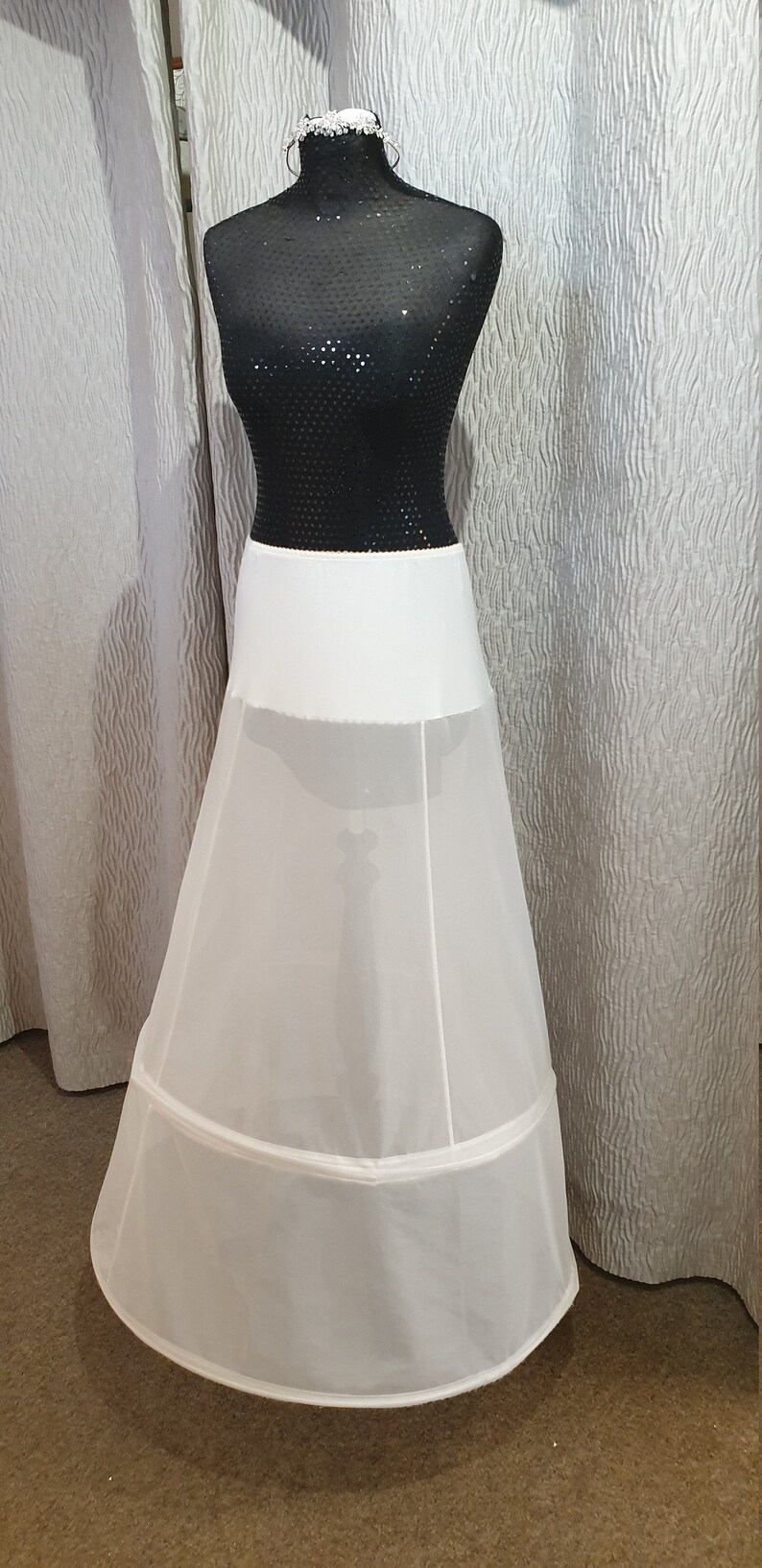 Puede incluir: Un enagua de tul blanco con una cinturilla de sat&eacute;n. La enagua tiene tres capas de tul y est&aacute; dise&ntilde;ada para a&ntilde;adir volumen a una falda o vestido.