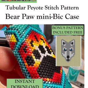 Op de afbeelding: Een buisvormig peyote-steekpatroon voor een mini-Bic-hoesje met een berenpootontwerp. Het digitale document bevat de tekst Selina's BEADING, PDF Pattern, Skill level: Intermediate, Bear Paw mini-Bic Case, BONUS PATTERN INCLUDED FREE en INSTANT DOWNLOAD.