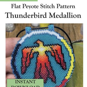 Puede incluir: Un patrón PDF para un medallón Thunderbird en punto peyote plano de Selina's Beading. El diseño de nivel intermedio presenta un medallón circular de cuentas con un gráfico central de Thunderbird en rojo, naranja y amarillo sobre fondo azul.