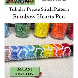 Op de afbeelding: Een PDF-patroon voor een buisvormige peyote steekpen met een regenboog hart ontwerp. De afbeelding toont potten met kleurrijke kralen en de tekst "Direct downloaden". Vaardigheidsniveau: Gemiddeld.