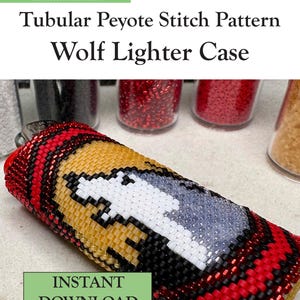 Könnte beinhalten: Ein PDF-Muster für eine Feuerzeughülle in tubularer Peyote-Stich-Technik von Selina's Beading. Das Design zeigt einen Wolfskopf aus weißen, schwarzen und goldenen Perlen vor einem rot-schwarzen Hintergrund. Das Dokument enthält den Text: PDF Pattern, Skill level: Intermediate, Tubular Peyote Stitch Pattern, Wolf Lighter Case und INSTANT DOWNLOAD.