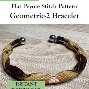 Op de afbeelding: Een PDF-patroon voor een geometrische peyote-steek armband van Selina's Beading. De afbeelding toont een kralenarmband met een gedraaid ontwerp in bruin-, beige- en wittinten, voorzien van zilverkleurige bolvormige eindkappen aan beide zijden.