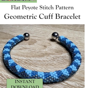 Könnte beinhalten: Ein PDF-Muster für ein geometrisches Manschettenarmband in flacher Peyote-Stich-Technik von Selina's Beading. Das Bild zeigt ein Perlenarmband mit einem sich wiederholenden Muster aus hellblauen, mittelblauen und dunkelblauen Metallic-Perlen mit silbernen Endkappen.