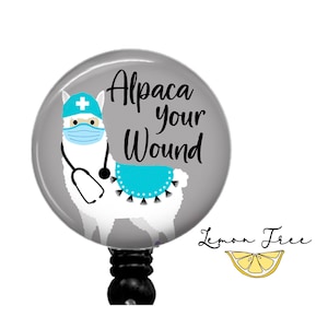 Porta credencial retráctil con diseño de alpaca divertida para enfermera