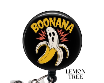Pode incluir: Porta-crachá preto com um design de fantasma de banana de desenho animado. O texto "BOONANA" é em amarelo, com um design de raio amarelo e laranja. O porta-crachá tem um clipe prateado e um cordão retrátil preto.
