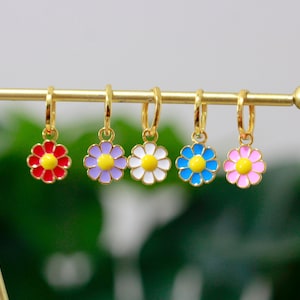 Brincos de argola Huggie com pingente de flor delicado, prata esterlina banhada a ouro 18k | Brincos de flores, abraços de flores, argolas delicadas para abraços