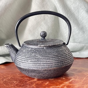 Japanese Cast Iron Iwachu Ironware Teapot Tetsubin Black and Silver Ribbed Design Teapot 20 oz Capacity SI1749