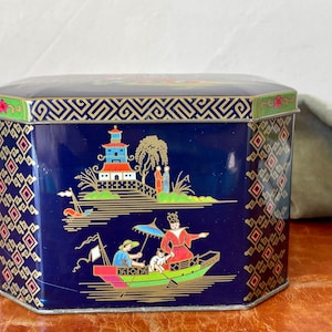 Vintage 1950’s English Tin Box Designed by Daher Litho Decorated Chinoiserie Style Landscape Tin Hinged Lid  SI1242