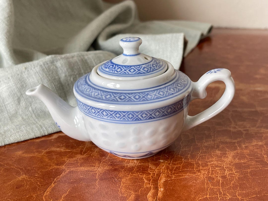 Vintage Chinese Rice Grain Pattern Lidded Teapot Blue and White Chinese ...