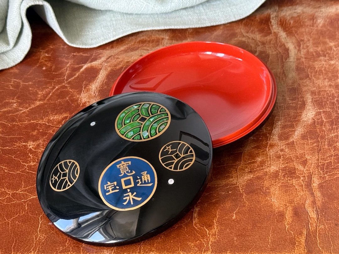 Aizu Laquerware Kogo Incense Box Maki-e Gold and Shell Inlay Coin
