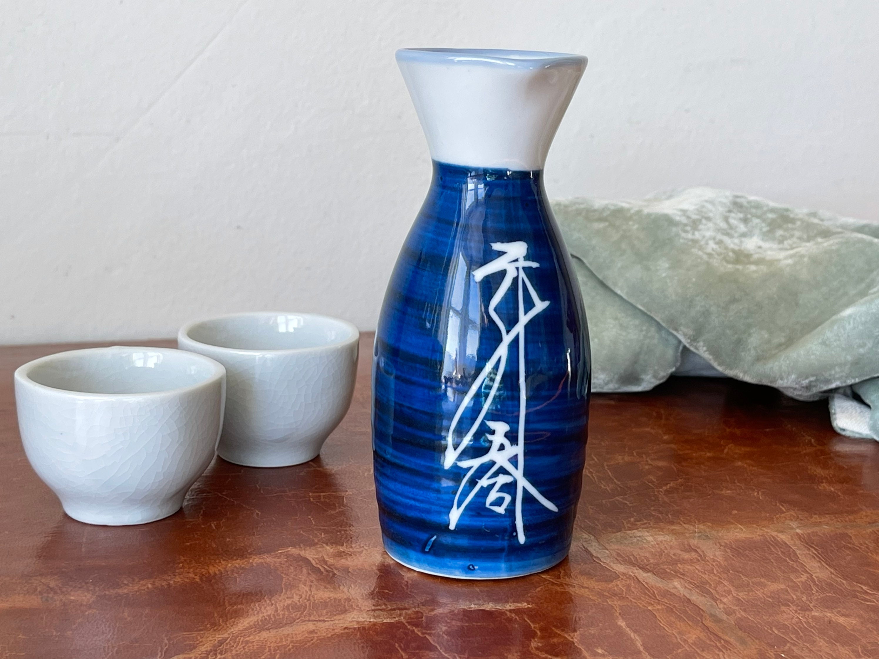 1981年製 SAHARA PAN SET 青 Vintage Hand Painted Japanese Porcelain Sake Set 3 Piece Blue and
