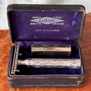 セール★アンティーク★Gillette Bostonian★銀？髭剃りケース Antique Gillette Safety Razor in Box Rare 1922 Silver Plated Razor