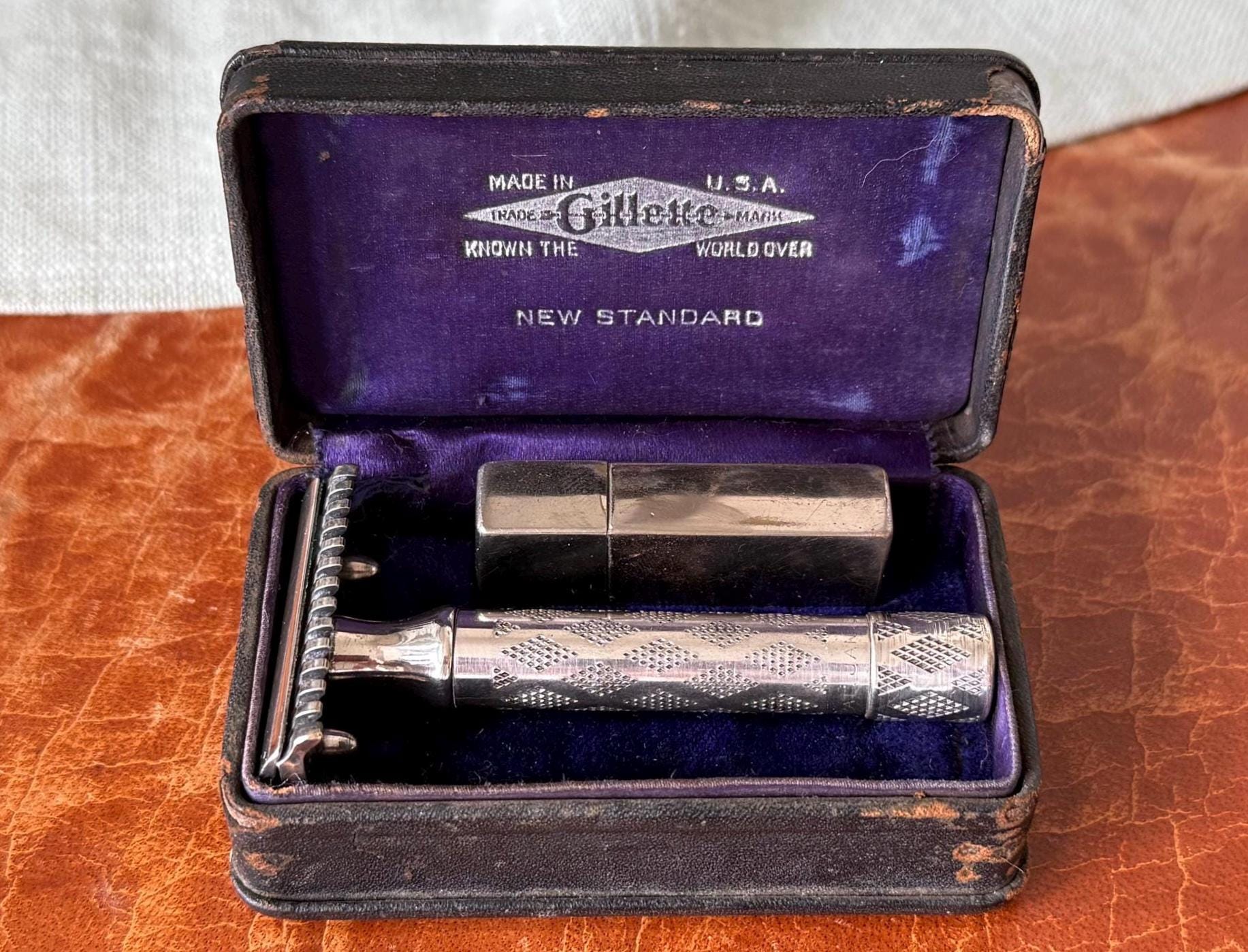 セール★アンティーク★Gillette Bostonian★銀？髭剃りケース Antique Gillette Safety Razor in Box Rare 1922 Silver Plated Razor
