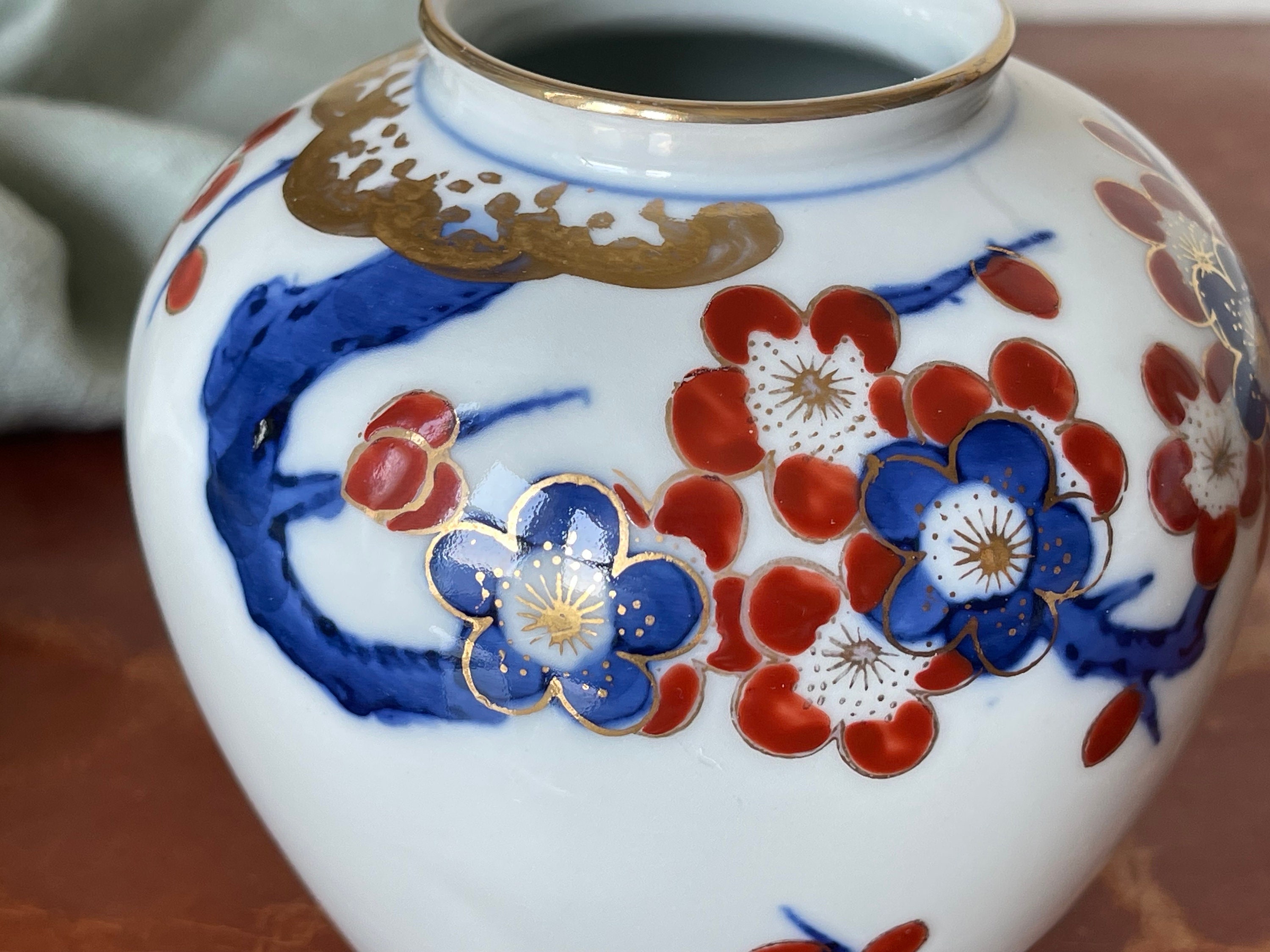 Japanese Imari Porcelain Vase Shuho Kiln Hand Painted Arita Japanese Imari Porcelain Vase Shuho Kiln Hand Painted Arita