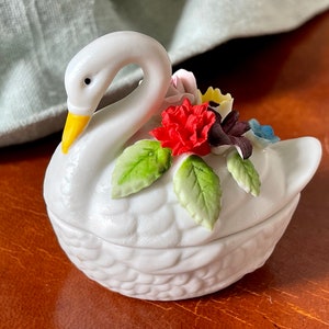 Vintage Bisque Porcelain Swan Trinket Box Applied Hand Painted Bisque Flowers Made in Japan Wedding Favors Hostess Gifts PC3304