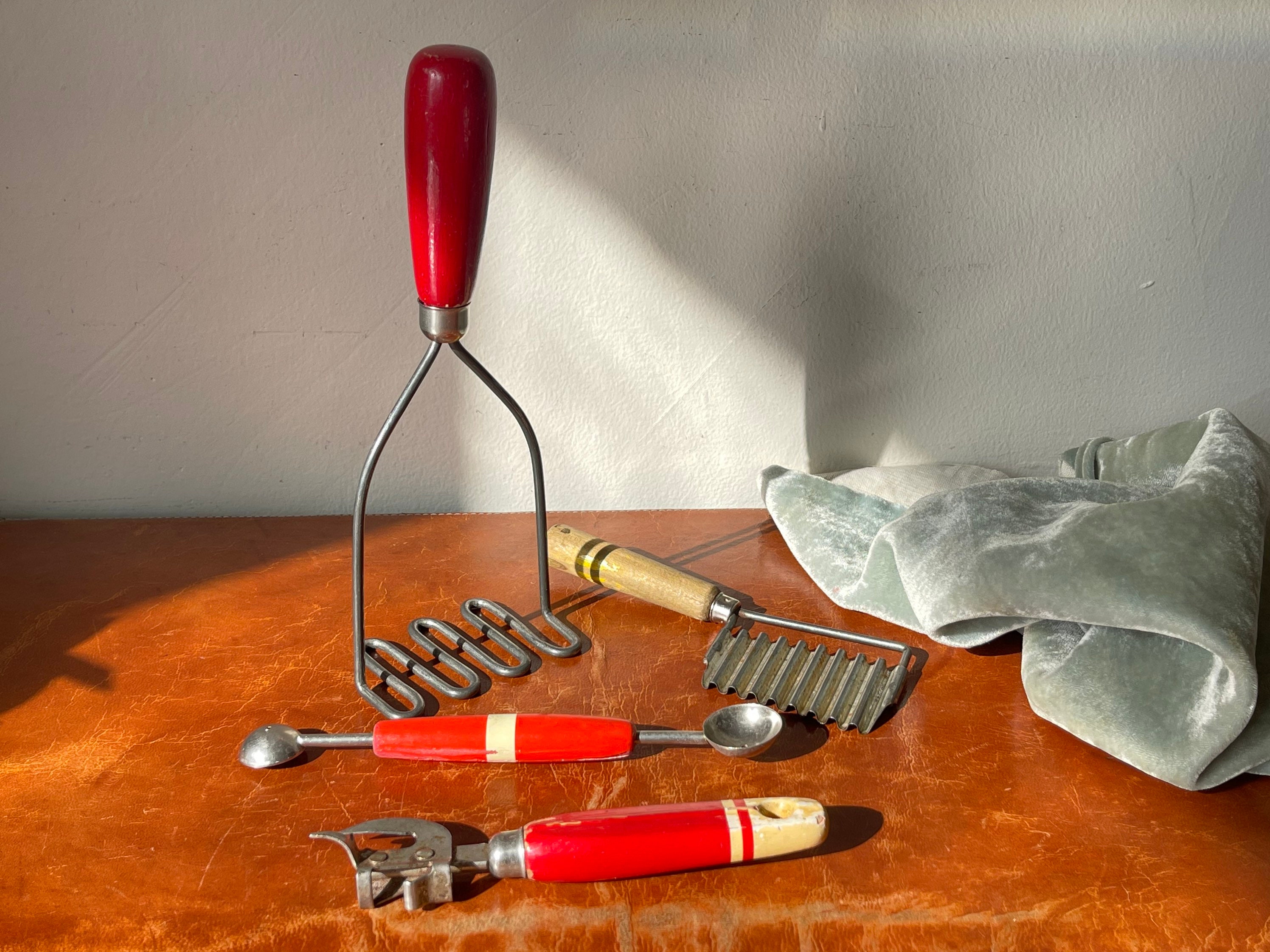 Vintage Can-O-Mat Can Opener 1940s Red Handle Turn Kitchen Antique Heavy  duty 