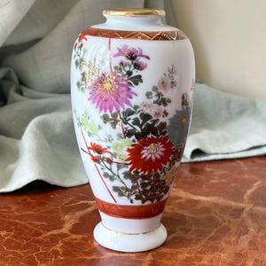 Antique Japanese Porcelain Vase with Hand Painted Chrysanthemum Flower Decorations Signed Shuzan Satsuma Kutani PC3793