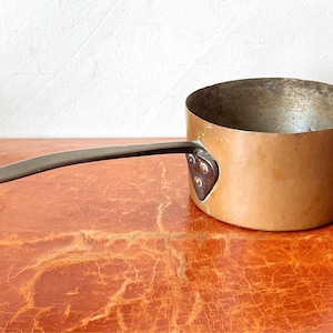 19th Century Copper Pot Dovetail Seam Saucepan with Spade Handle  Tin Lined Hand Hammered Copper SI1445