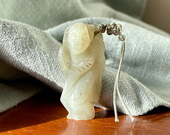 Colgante de jade antiguo tallado chino de jade de cordero gordo, figura de deidad inmortal masculina rara, década de 1920, SI1538