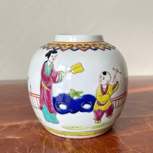 Vintage Chinese Famille Rose Vase Late Republic Era Jiangxi Jingdezhen Porcelain PC091
