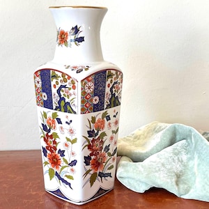Imari Vase with Camellia and Floral Decorations in Enamel and Gold on White Large Japanese Vase Circa 1970’s PC2754