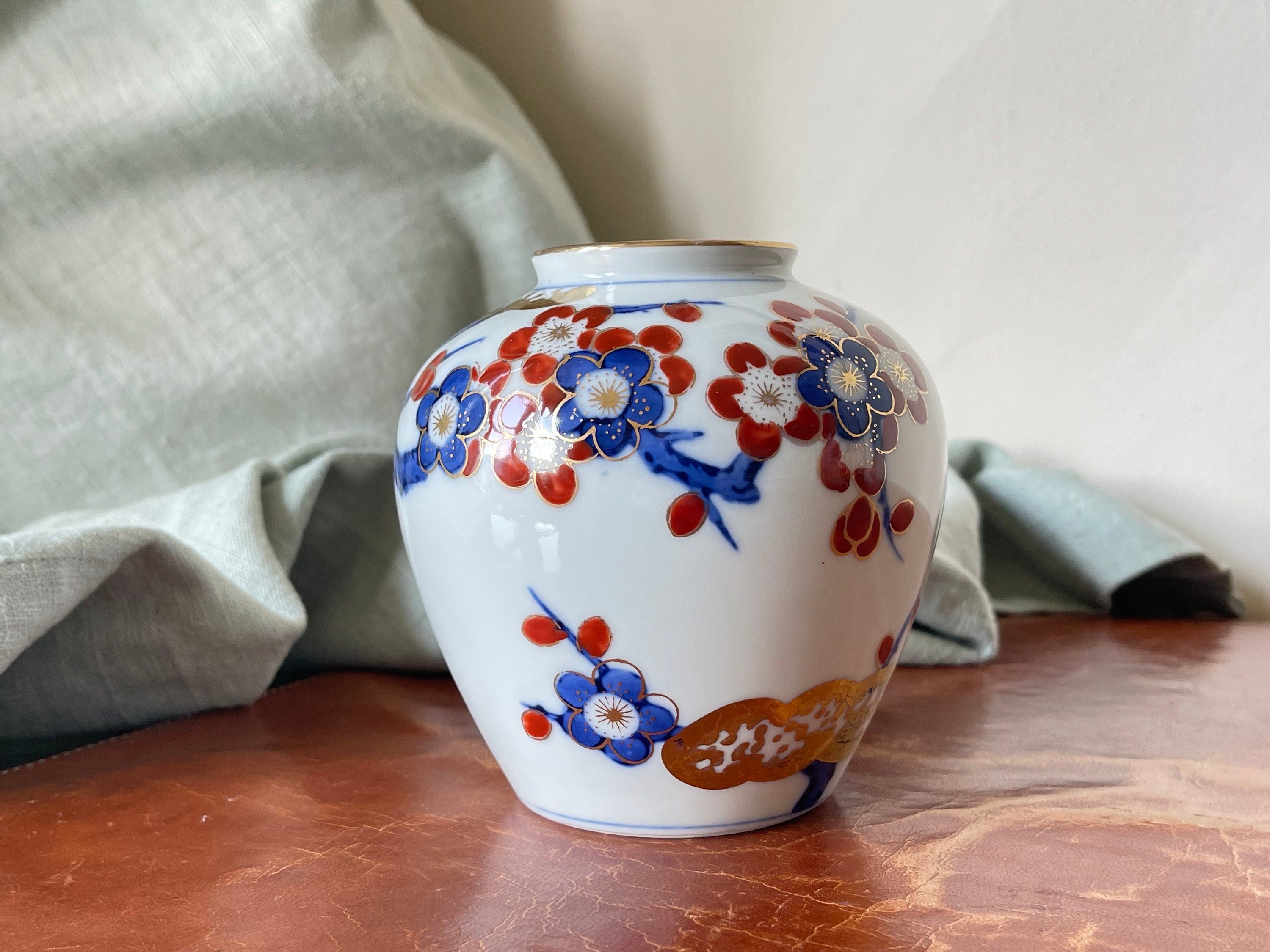 Japanese Imari Porcelain Vase Shuho Kiln Hand Painted Arita Japanese Imari Porcelain Vase Shuho Kiln Hand Painted Arita