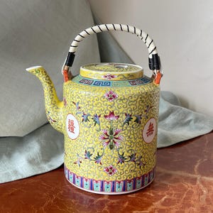 Vintage Chinese Yellow Mun Shou Longevity Pattern Porcelain Tea Pot Hand Painted Early PROC Jingdezhen PC3809