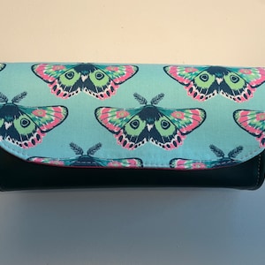 Notwendige Clutch Wallet Schließkarte Sarah Watts Rubin Star Society Glühwürmchen Schmetterlinge Glow Moth in Frost Accordion Wallet Butterfly