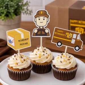 Könnte beinhalten: Drei Cupcakes mit weißem Zuckerguss und Schokostreuseln, jeweils mit einem Papieraufstecker. Einer zeigt ein gelbes Paket mit der Aufschrift 'RETIREMENT PACKAGE', einer einen Zusteller und einer einen braunen Lieferwagen mit 'HAPPY RETIREMENT'.