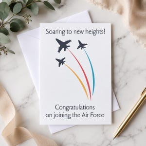 Könnte beinhalten: Eine weiße Grußkarte mit drei dunkelblauen Düsenjäger-Silhouetten, die nach oben fliegen und gelbe, rote sowie hellblaue Rauchfahnen hinter sich herziehen. Der Text lautet Soaring to new heights! und Congratulations on joining the Air Force.