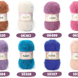 Op de afbeelding: Een verzameling zachte garenbollen in diverse kleuren, waaronder bruin, wit, paars en roze. Elke bol heeft een label met de merknaam "NAKO Paris" en een uniek nummer. Het garen ziet er zacht uit en is geschikt voor brei- of haakprojecten.