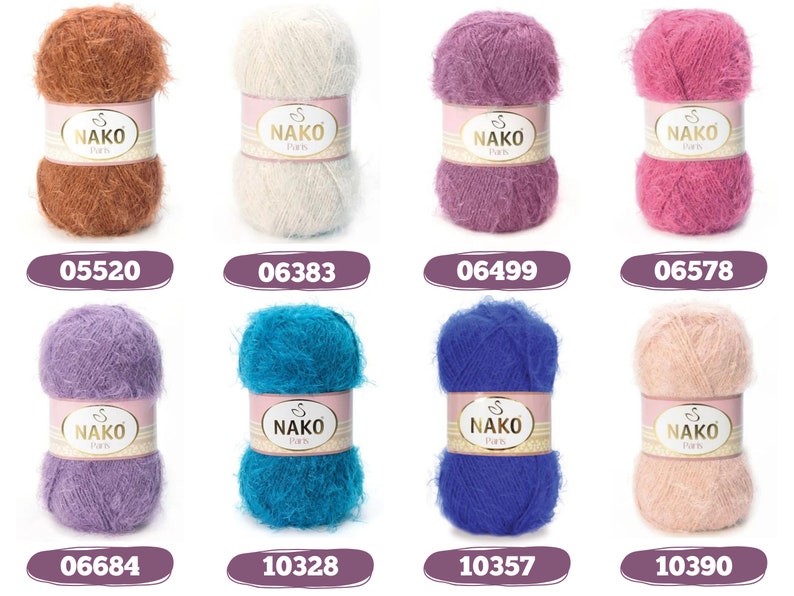 Op de afbeelding: Een verzameling zachte garenbollen in diverse kleuren, waaronder bruin, wit, paars en roze. Elke bol heeft een label met de merknaam "NAKO Paris" en een uniek nummer. Het garen ziet er zacht uit en is geschikt voor brei- of haakprojecten.