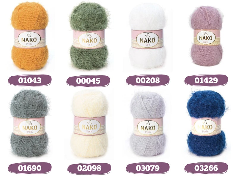 Op de afbeelding: Acht bollen Nako Paris-garen in diverse kleuren: mosterdgeel, olijfgroen, wit, lavendel, grijs, cr&egrave;me, lichtgrijs en marineblauw. Elke bol is voorzien van een uniek nummer.