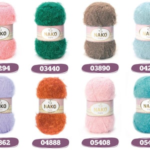 Op de afbeelding: Een verzameling van acht kleurrijke Nako Paris garenbollen. De bollen zijn in verschillende tinten, waaronder roze, groen, bruin, blauw, paars, oranje en turquoise. Elke bol heeft een label met de merknaam en een unieke kleurcode. Geschikt voor brei- en haakprojecten.
