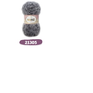 Op de afbeelding: Een bol grijs Nako Paris garen. Het garen heeft een pluizig, getextureerd uiterlijk. Het etiket is roze en wit met de merknaam en het logo. Onder het garen staat een paars etiket met het nummer "21305".