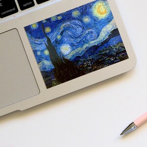 Puede incluir: Una pegatina con una reproducci&oacute;n de la famosa pintura de Vincent van Gogh, "La noche estrellada". La pegatina representa un cielo nocturno en espiral con una luna amarilla brillante y estrellas, un cipr&eacute;s oscuro y un peque&ntilde;o pueblo en la distancia.